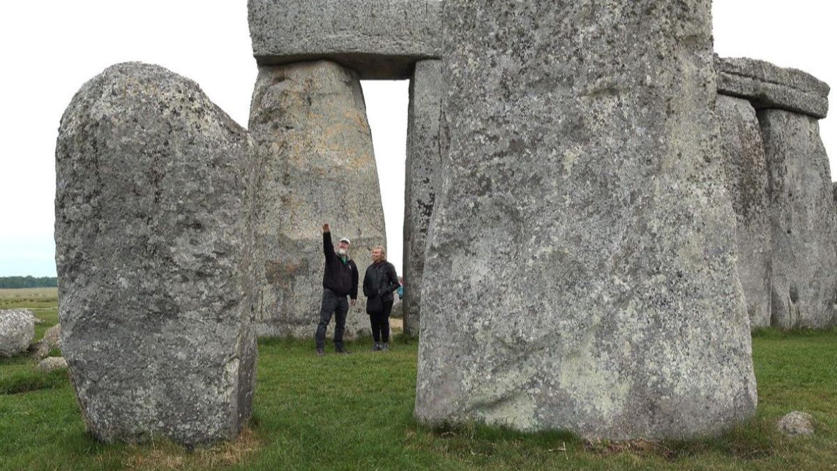 da35b2f4-af50-72a8-2216-84adace7b238 Interview at Stonehenge of archaeoastronomer Simon Banton by Anna Sofaer